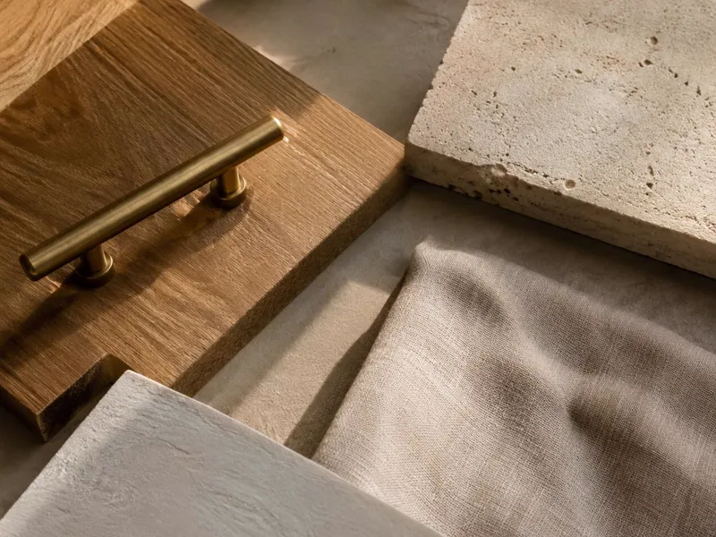 Immagine d'ispirazione: campioni di rovere, travertino, intonaco e lino con maniglia in ottone